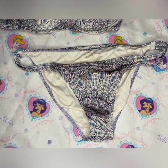 Victoria’s Secret bikini - Picture 2 of 7